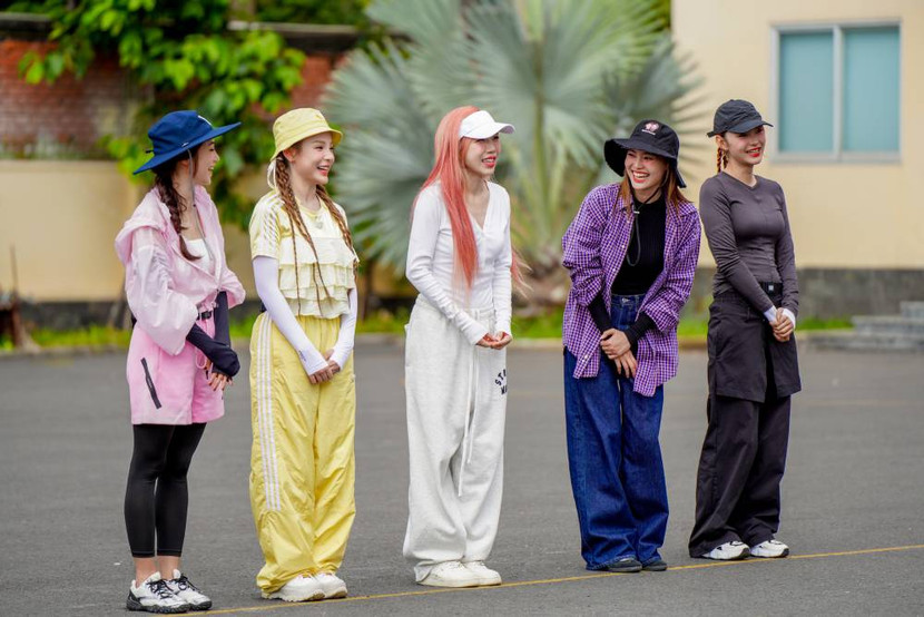 Dàn "chị đẹp" bất ngờ xuất hiện ở tập 5 "Chiến sĩ quả cảm" Dàn "chị đẹp" bất ngờ xuất hiện ở tập 5 "Chiến sĩ quả cảm"