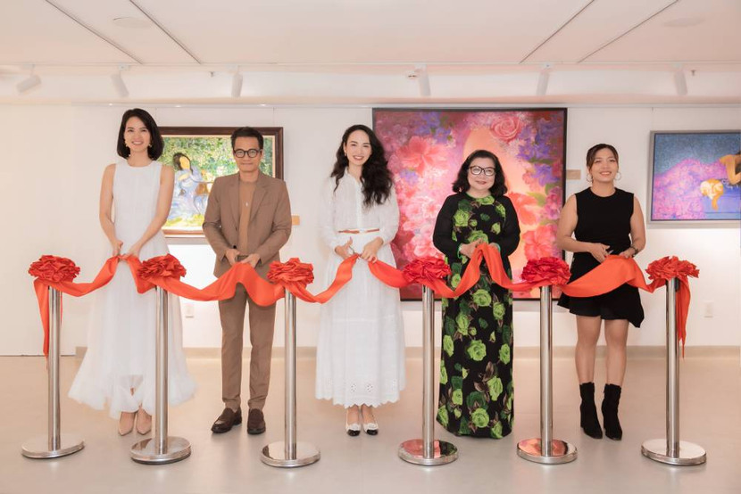 Hoa hậu Ngọc Diễm, hoa khôi thể thao Trần Thị Quỳnh cùng ban giám đốc cắt băng khai trương Ngọc Nam Phương Art Gallery