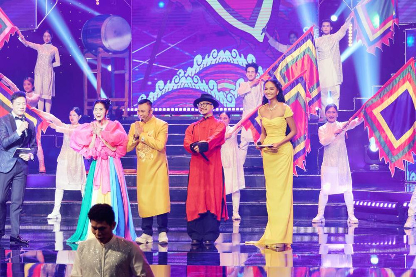 H’Hen Niê chia sẻ mình là khán giả của VTV Awards và năm nay có cơ hội trở thành người dẫn chương trình, đó là một vinh hạnh lớn, càng ý nghĩa hơn trong ngày đầu năm 2025. Với những giải thưởng liên quan đến cộng đồng, truyền cảm hứng, H’Hen Niê đặc biệt xúc động và vinh danh các cá nhân, tập thể bằng sự ngưỡng mộ, trân trọng