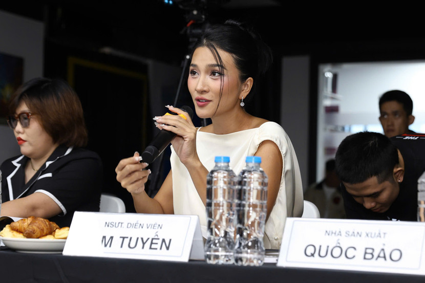 NSUT Kim Tuyến trao đổi với các bạn diễn viên