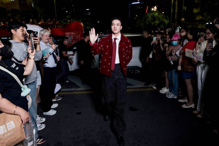 S.T Sơn Thạch xuất hiện trong sự chào đón của khán giả tại đêm trao giải Mai Vàng S.T Sơn Thạch xuất hiện trong sự chào đón của khán giả tại đêm trao giải Mai Vàng