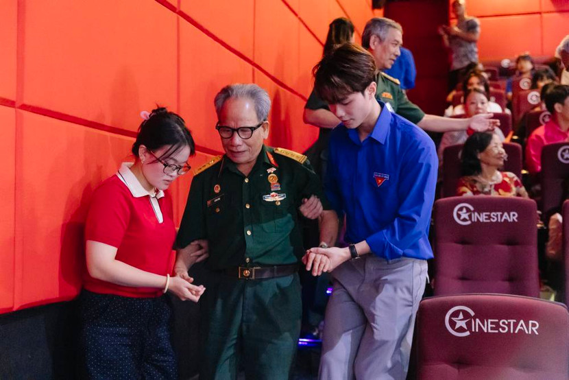 Thực tập sinh Lâm Anh trong buổi giao lưu chương trình "Những bước chân Việt Nam" Thực tập sinh Lâm Anh trong buổi giao lưu chương trình "Những bước chân Việt Nam"