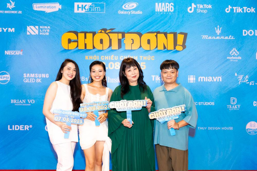 NSND Hồng Vân cùng các khách mời tại sự kiện NSND Hồng Vân cùng các khách mời tại sự kiện