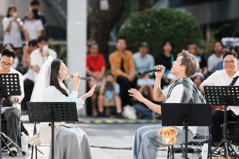 Hương Tràm và Anh Tú thể hiện ca khúc "Ngày cưới"