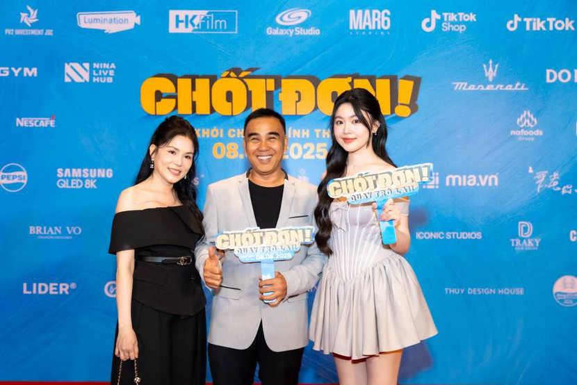 Nghệ sĩ Quyền Linh cùng vợ và con gái tại buổi công chiếu "Chốt đơn" Nghệ sĩ Quyền Linh cùng vợ và con gái tại buổi công chiếu "Chốt đơn"