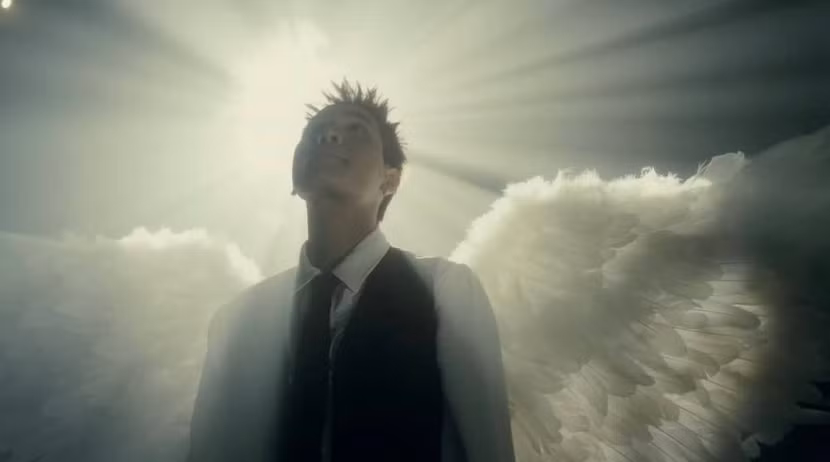 Hình ảnh Quân A.P đeo đôi cánh thiên thần khiến fan tò mò