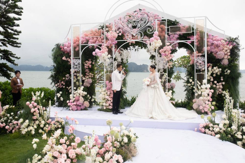 Hồ Quỳnh Hương và chồng trong ngày trọng đại. Được biết cặp đôi đã có 5 năm hẹn hò tìm hiểu và gắn bó với nhau