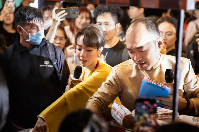 Cặp đôi hào hứng với vài trò "Chủ lễ hội"