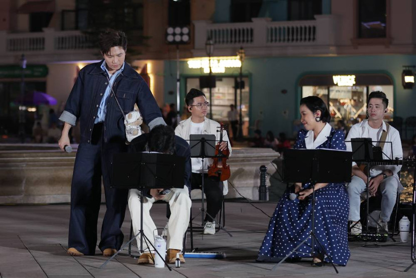 Anh Tú rất vinh dự khi có dịp song ca cùng diva Mỹ Linh Anh Tú rất vinh dự khi có dịp song ca cùng diva Mỹ Linh