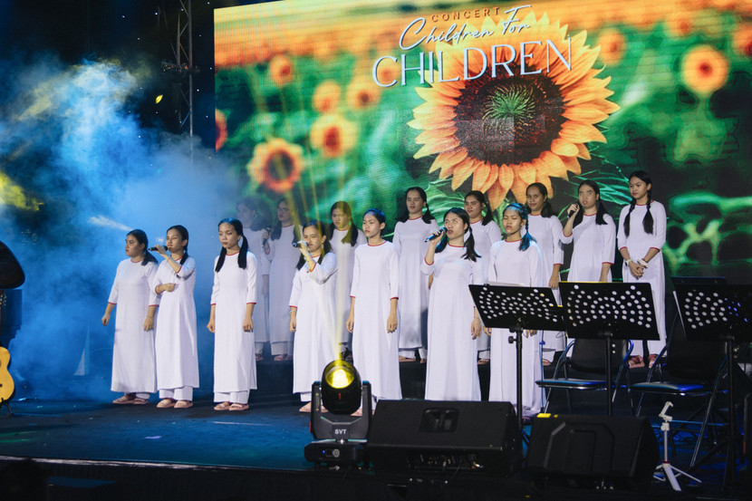 Phần trình diễn đầy xúc động của các em nhỏ ở Mái ấm Huynh Đệ Như Nghĩa Phần trình diễn đầy xúc động của các em nhỏ ở Mái ấm Huynh Đệ Như Nghĩa