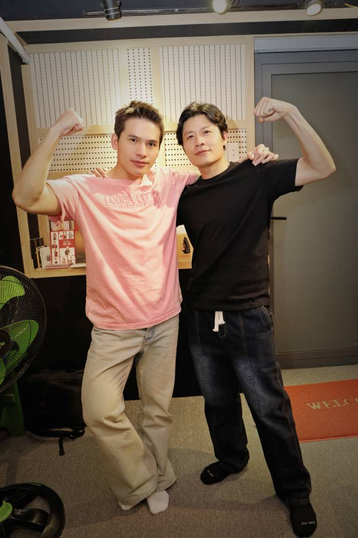 Ca sĩ Quốc Thiên và nhạc sĩ Nguyễn Văn Chung trong phòng thu Ca sĩ Quốc Thiên và nhạc sĩ Nguyễn Văn Chung trong phòng thu