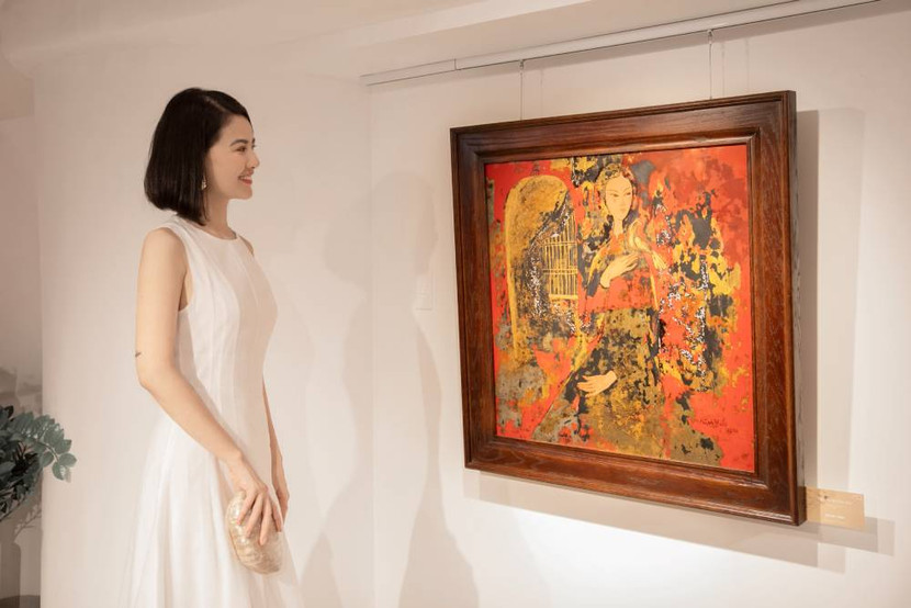 Hoa khôi Trần Thị Quỳnh trước những tác phẩm triển lãm