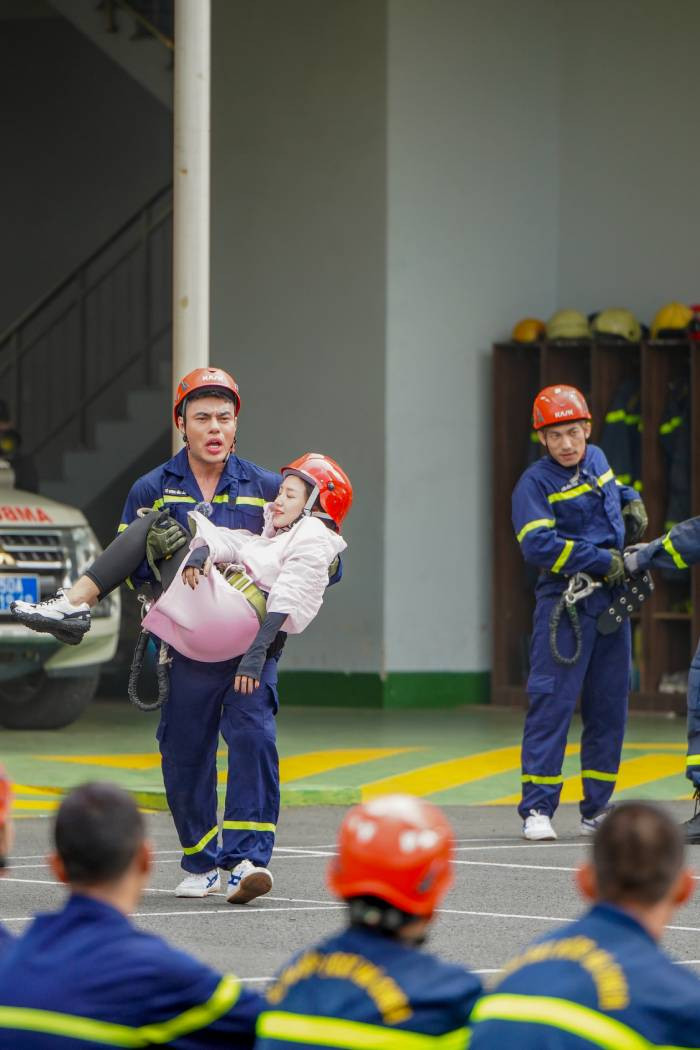 "Chiến sĩ" Lê Dương Bảo Lâm nỗ lực trong nhiệm vụ giải cứu người trong đám cháy "Chiến sĩ" Lê Dương Bảo Lâm nỗ lực trong nhiệm vụ giải cứu người trong đám cháy