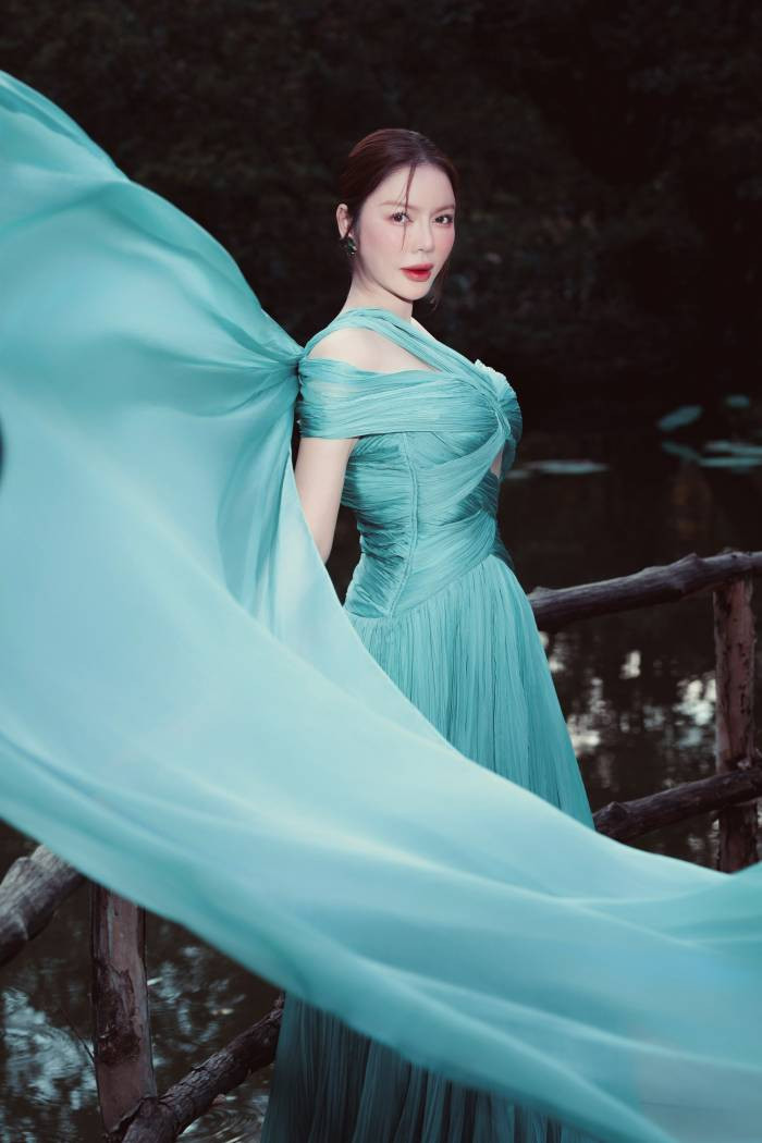 Thiết kế được sử dụng tơ cao cấp nhập từ Nhật, chất liệu tơ mềm rũ và sử dụng kĩ thuật dập tay bằng nhiệt độ nóng giúp cho chiếc váy tạo ra được những đường xếp nến ngẫu nhiên nhỏ li ti không đều nhau vô cùng thú vị. Màu xanh ngọc dịu nhẹ dường như tăng thêm sự ngọt ngào cho thiết kế này, với form dáng ôm sát cơ thể, khoe trọn đường cong và các chi tiết cut-out khéo léo khoe được vòng eo thon thả Thiết kế được sử dụng tơ cao cấp nhập từ Nhật, chất liệu tơ mềm rũ và sử dụng kĩ thuật dập tay bằng nhiệt độ nóng giúp cho chiếc váy tạo ra được những đường xếp nến ngẫu nhiên nhỏ li ti không đều nhau vô cùng thú vị. Màu xanh ngọc dịu nhẹ dường như tăng thêm sự ngọt ngào cho thiết kế này, với form dáng ôm sát cơ thể, khoe trọn đường cong và các chi tiết cut-out khéo léo khoe được vòng eo thon thả