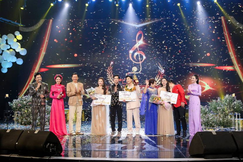 Ban giám khảo đêm Chung kết cùng các thí sinh đoạt giải Ban giám khảo đêm Chung kết cùng các thí sinh đoạt giải