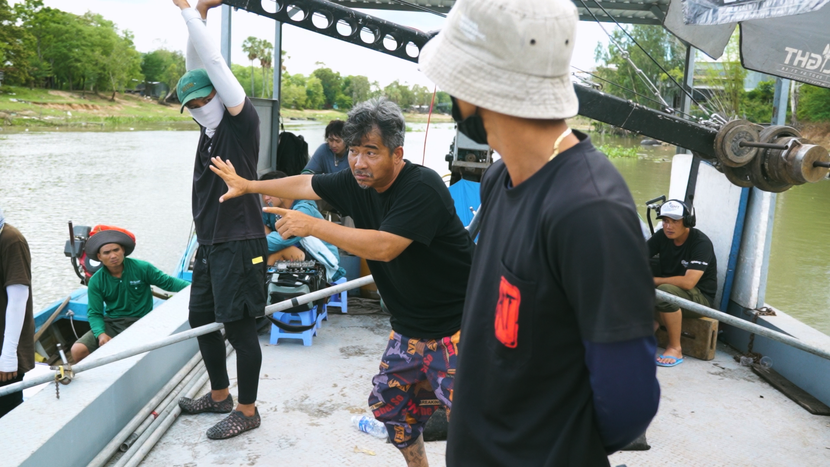 Đạo diễn Trung Lùn chỉ đạo trước cảnh quay