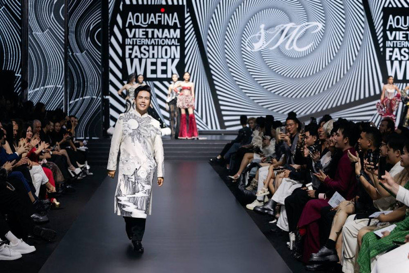 NTK Minh Châu chào khán giả trên sàn diễn