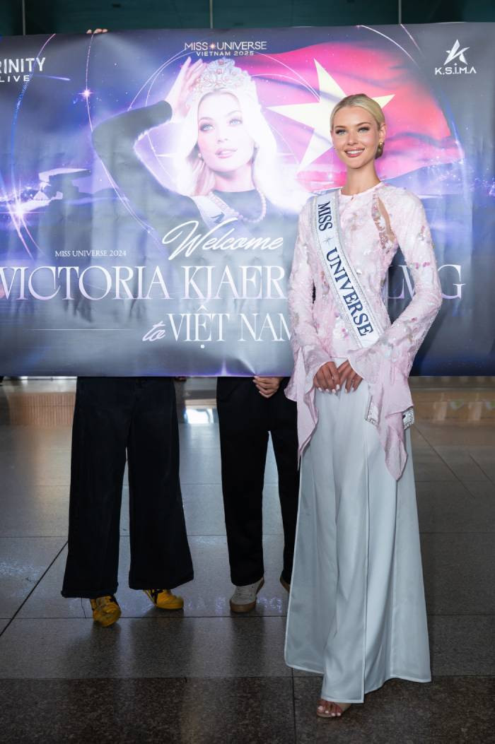 Người đẹp Đan Mạch đã gây ấn tượng mạnh mẽ khi mặc trang phục áo bà ba màu hồng cách tân