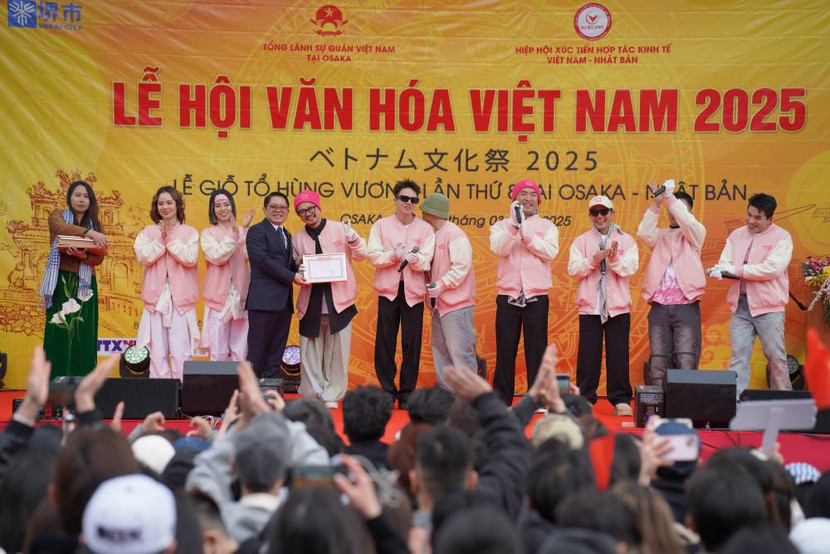 Nhóm "Nhà trẻ" nhận giấy khen từ BTC vì những đóng góp với chương trình