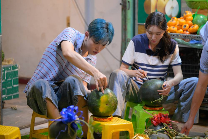 Rapper Pháp Kiều ngồi khắc dưa cùng Thuỳ Tiên