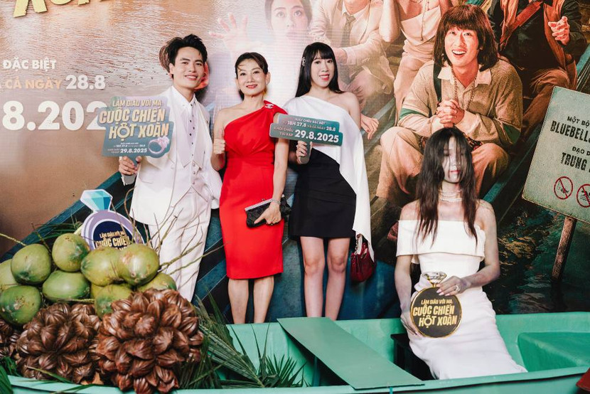 NSND Mỹ Uyên đến chúc mừng đoàn phim