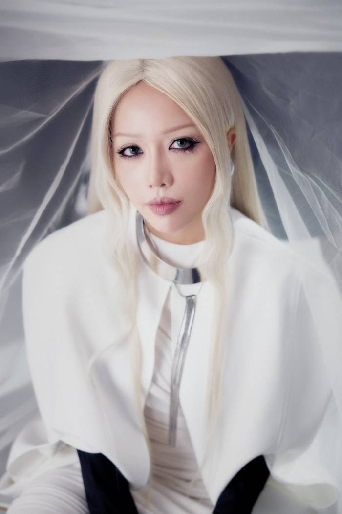 Hình tượng nữ nhân tóc trắng xuyên suốt kỷ nguyên âm nhạc mới của Phùng Khánh Linh