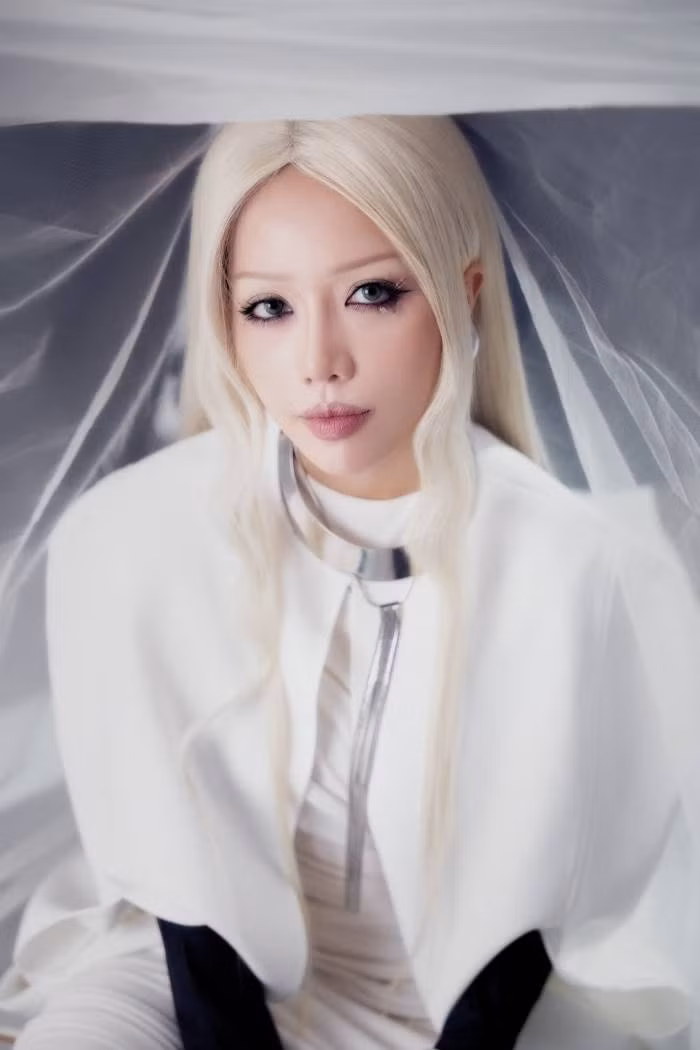 Hình tượng nữ nhân tóc trắng xuyên suốt kỷ nguyên âm nhạc mới của Phùng Khánh Linh