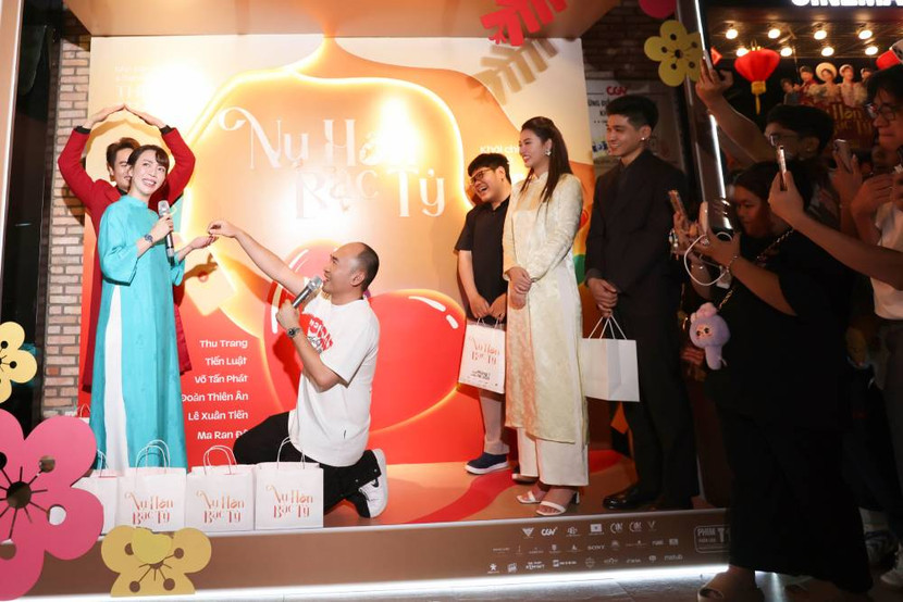 Tiến Luật tái hiện lại cảnh cầu hôn Thu Trang trong phim "Nụ hôn bạc tỷ" Tiến Luật tái hiện lại cảnh cầu hôn Thu Trang trong phim "Nụ hôn bạc tỷ"