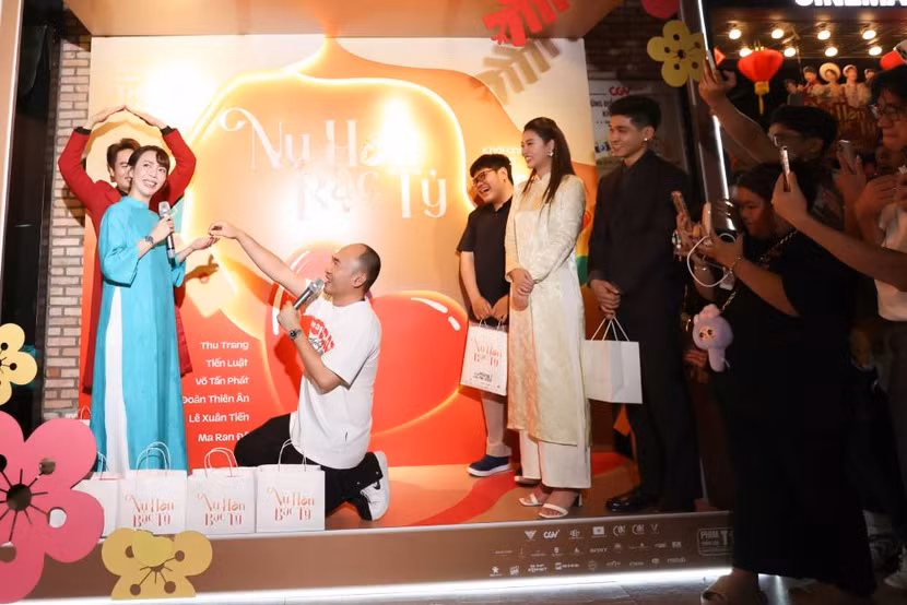 Tiến Luật tái hiện lại cảnh cầu hôn Thu Trang trong phim "Nụ hôn bạc tỷ"