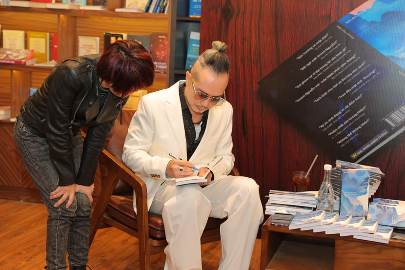 Ca nhạc sĩ Jimmii Nguyễn ký tặng sách cho bạn đọc