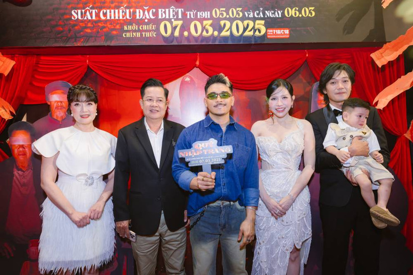 Quang Tuấn và con trai trên thảm đỏ cùng các diễn viên trong "Quỷ nhập tràng"