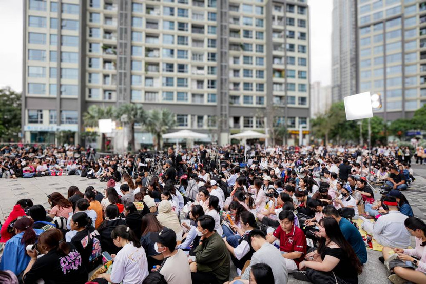 Sân khấu ngoài trời của "Xuân Hạ Thu Đông rồi lại Xuân" thu hút nhiều bạn trẻ