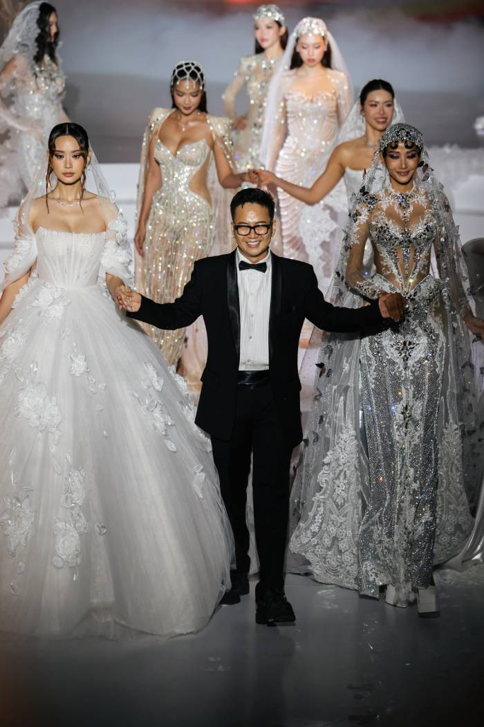 Nhà thiết kế Chung Thanh Phong hạnh phúc trong show diễn