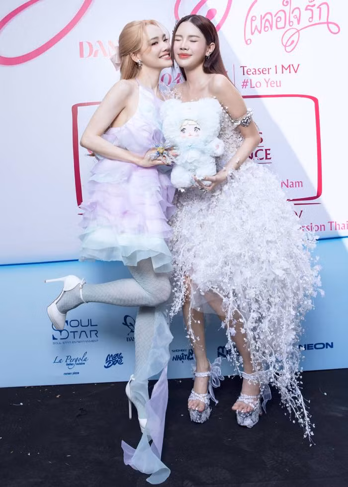 Nhã Phương chúc mừng Đan Tiên, nữ diễn viên được chọn là khách mời diện “Trang phục đẹp nhất”