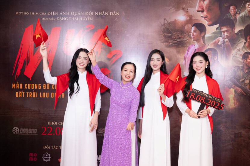 NSND Chiều Xuân cùng top 3 Hoa hậu Việt Nam NSND Chiều Xuân cùng top 3 Hoa hậu Việt Nam