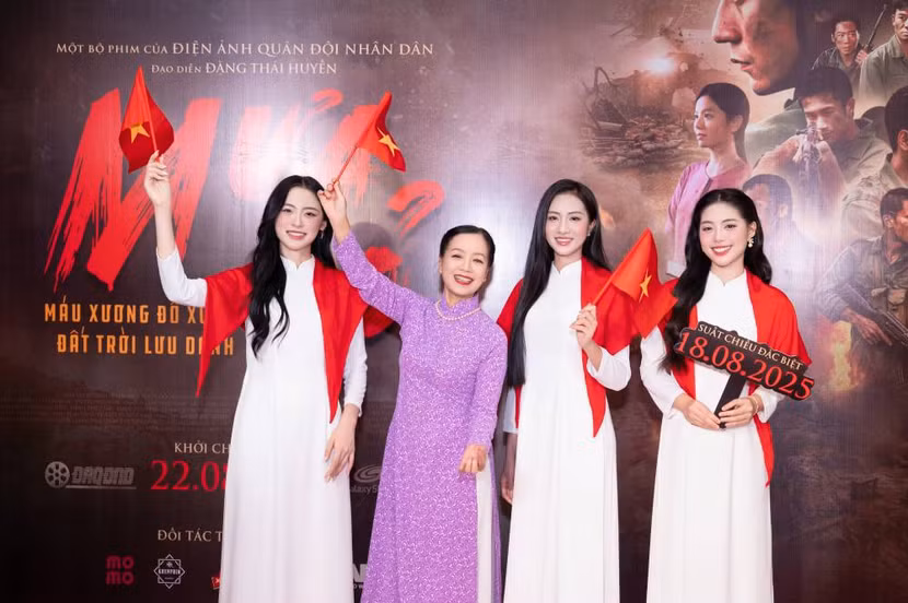 NSND Chiều Xuân cùng top 3 Hoa hậu Việt Nam