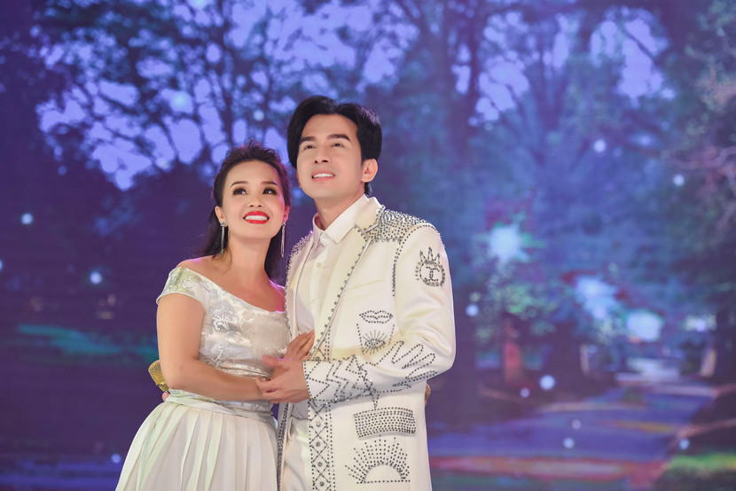 "Chị Tư" Cẩm Ly - người đã song ca cùng Đan Trường rất nhiều bài hit trong sự nghiệp "Chị Tư" Cẩm Ly - người đã song ca cùng Đan Trường rất nhiều bài hit trong sự nghiệp