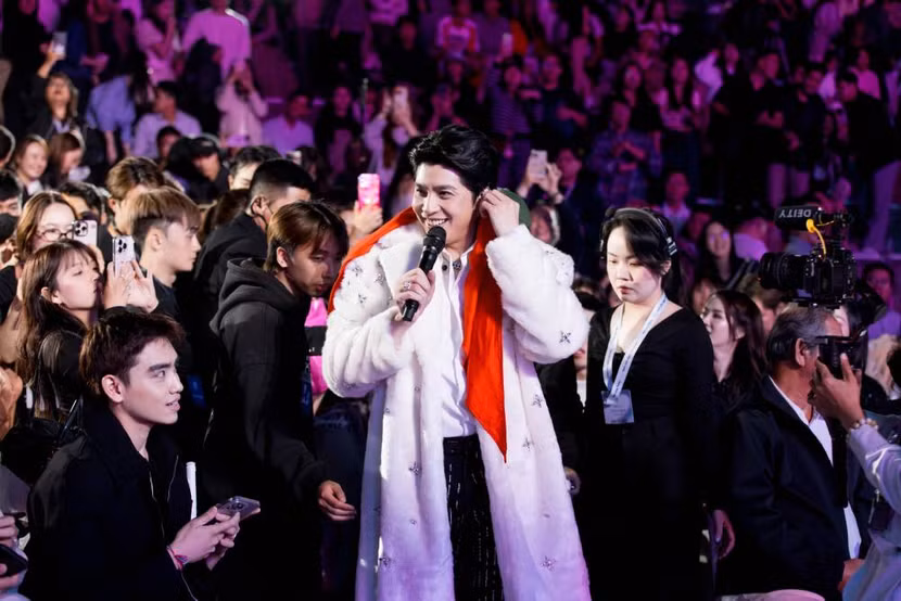 Khán giả liên tục hò reo mỗi khi một bài hát được cất lên. Hiệu ứng sân khấu mãn nhãn bổ trợ cho các tiết mục. Xen giữa những phần biểu diễn là phần giao lưu gần gũi của nam ca sĩ với khán giả