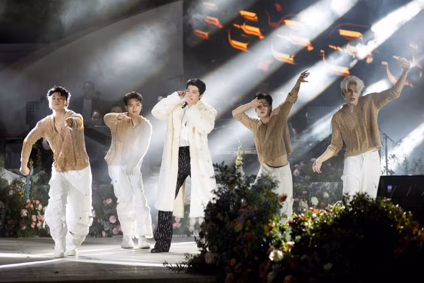 Dù là bài hát lần đầu tiên trình diễn nhưng ca khúc mới nhanh chóng thu hút khán giả, nhận được nhiều phản ứng tích cực