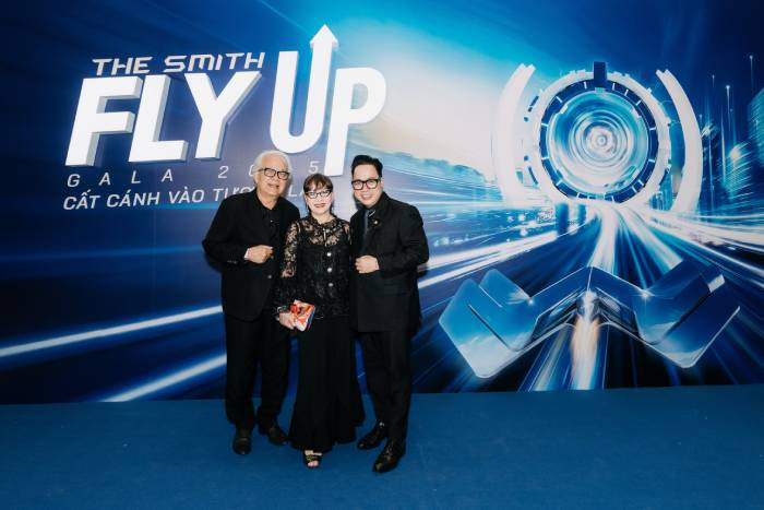 Gia đình ca sĩ Trịnh Vĩnh Trinh đến chúc mừng MC Tùng Leo và các cộng sự