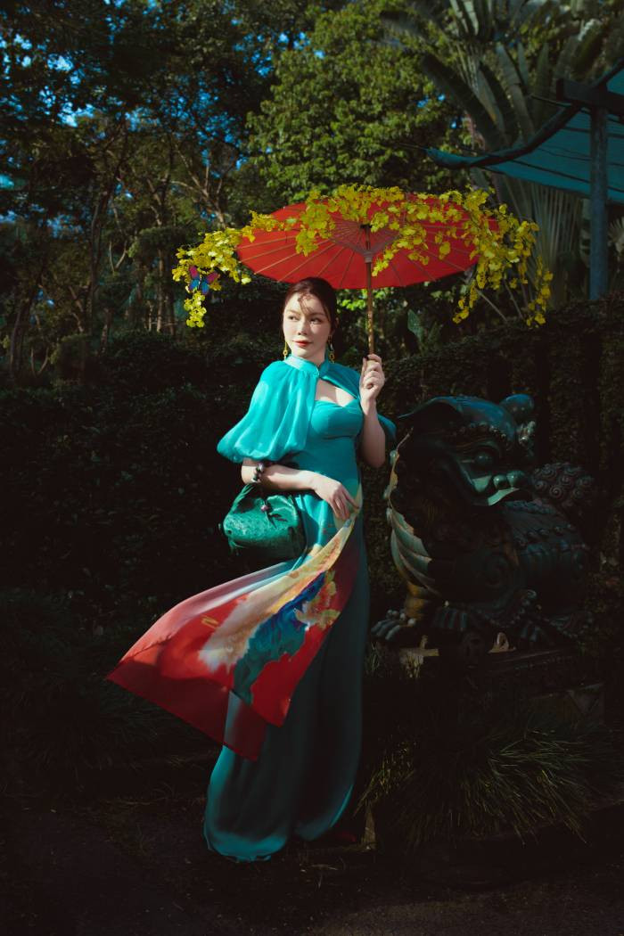 Phần thân áo dài được Lê Ngọc Lâm vẽ riêng và in chuyển nhiệt 3D cho ra hình ảnh sắc nét và tinh tế Phần thân áo dài được Lê Ngọc Lâm vẽ riêng và in chuyển nhiệt 3D cho ra hình ảnh sắc nét và tinh tế