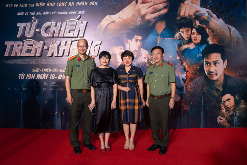 Đại diện lãnh đạo Điện ảnh Quân đội Nhân dân chúc mừng Điện ảnh Công an Nhân dân tại buổi công chiếu &quot;Tử chiến trên không&quot;