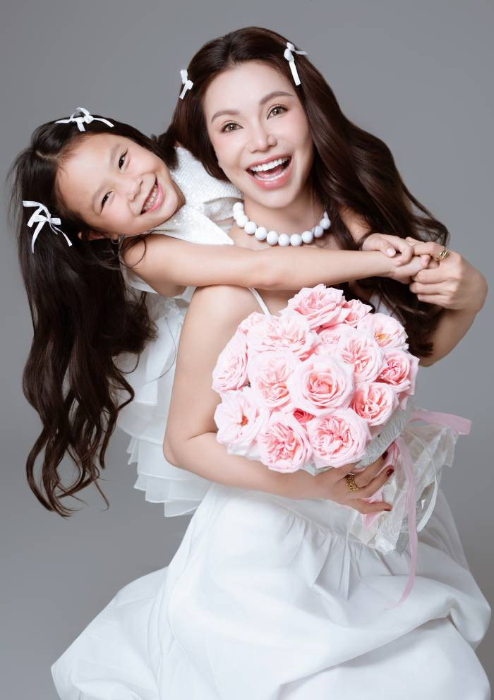 Không chỉ là bộ ảnh kỷ niệm, đây còn là lời khẳng định mạnh mẽ cho hành trình nuôi dạy con với tất cả yêu thương, hi sinh và trưởng thành của Trà Ngọc Hằng