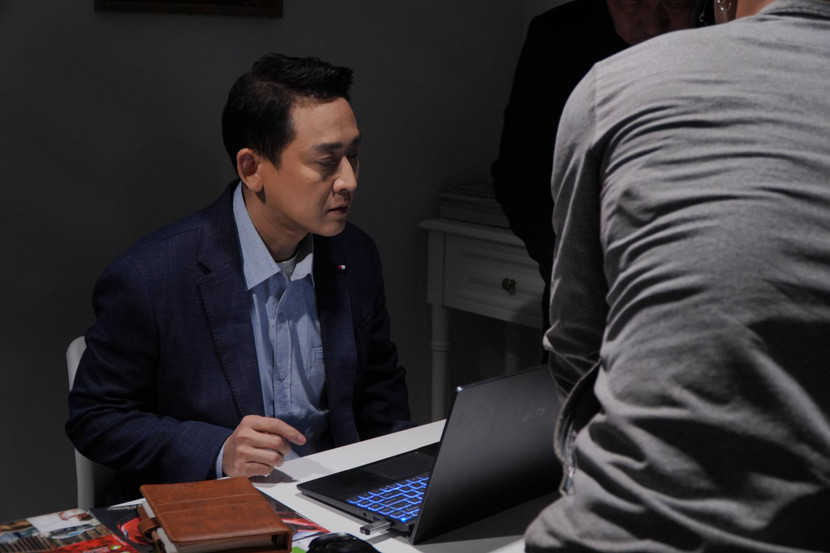 Hứa Vĩ Văn trong vai nhà báo ở "Đồi hành xác: Tà thuyết đen trở lại" Hứa Vĩ Văn trong vai nhà báo ở "Đồi hành xác: Tà thuyết đen trở lại"