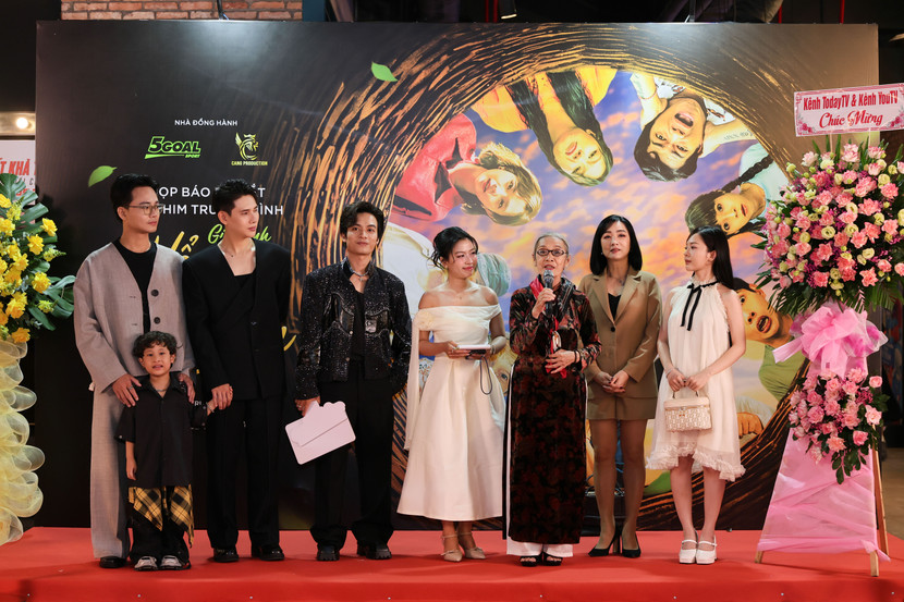 Nghệ sĩ Thanh Hiền chia sẻ với khán giả tham dự họp báo ra mắt phim Nghệ sĩ Thanh Hiền chia sẻ với khán giả tham dự họp báo ra mắt phim