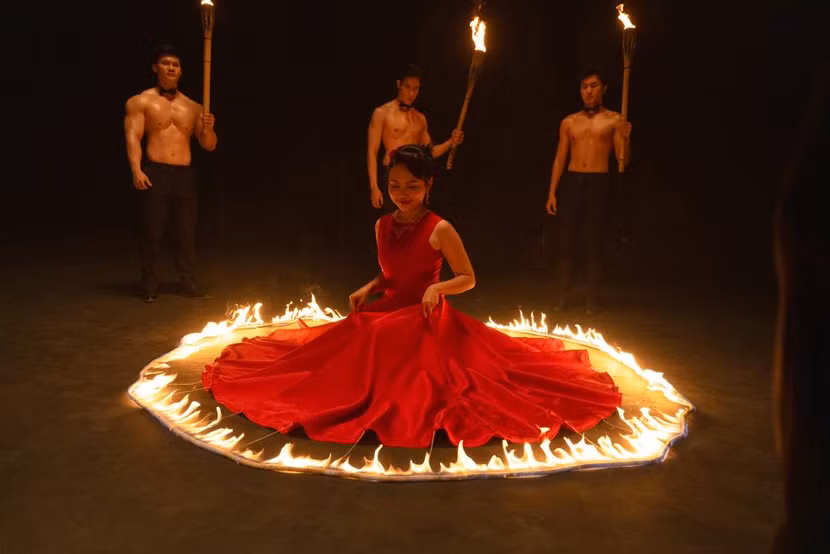 Phương Mỹ Chi tự thực hiện cảnh múa lửa dù gặp sự cố