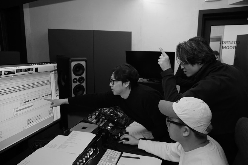 Nghệ sĩ Yiruma và Hà Anh Tuấn trong phòng thu ca khúc mới