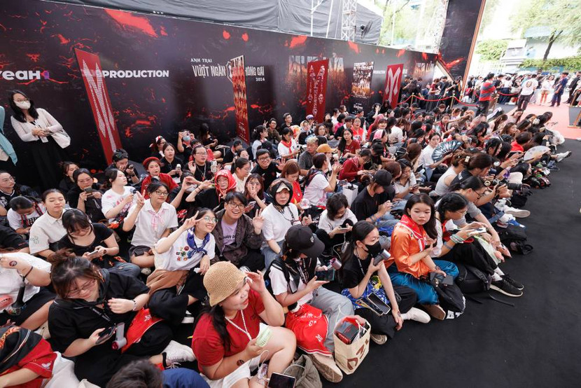 Rất đông các bạn trẻ hào hứng chờ đợi ngày bộ phim ra mắt Rất đông các bạn trẻ hào hứng chờ đợi ngày bộ phim ra mắt