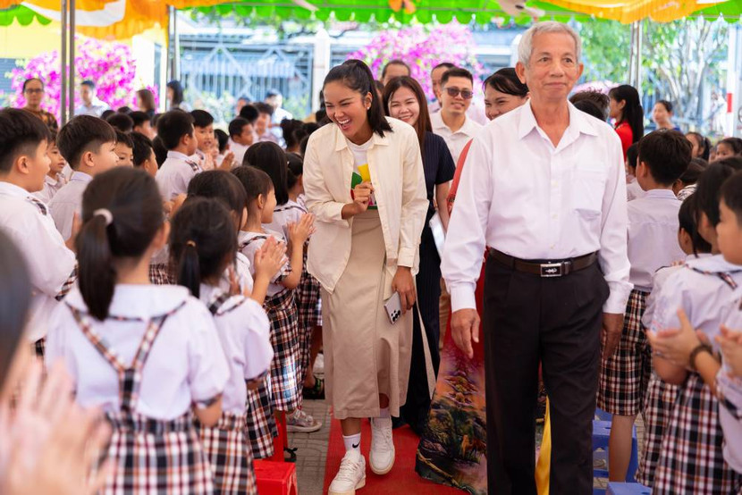 Hoa hậu H’Hen Niê đi cùng đoàn gồm cơ quan ban ngành, Phòng giáo dục huyện Vĩnh Cửu, Uỷ ban xã Phú Lý, đại diện Nha khoa Bình An, đại diện tổ chức Room To Read