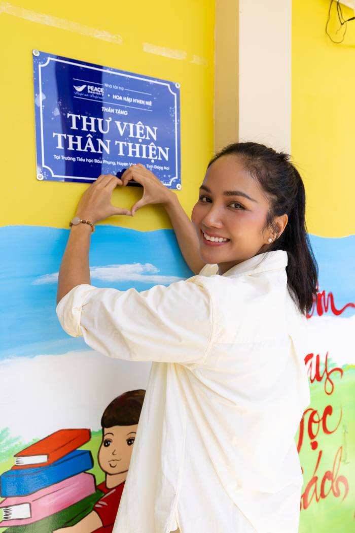 Đây là thư viện thân thiện đầu tiên của năm 2025 và được H’Hen Niê triển khai từ cuối năm 2024. Vẫn như 11 thư viện thân thiện trước, thư viện thân thiện thứ 12 tại Đồng Nai đảm bảo không gian thư viện được trang trí bằng những hình vẽ hoạt hình màu sắc, các tủ sách được bố trí theo từng khối lớp với các mã màu phân biệt